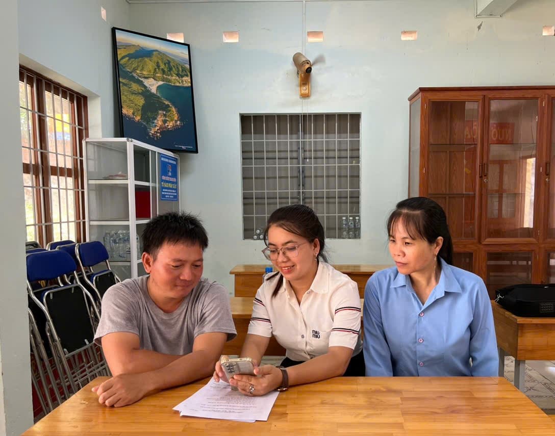 Đẩy mạnh chuyển đổi số tận nơi đi từng ngõ, gõ từng nhà tại xã Hòa Xuân 2