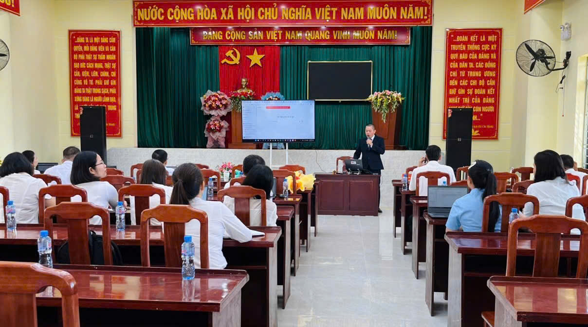 Xã Hòa Xuân ra mắt Trang thông tin điện tử, Cổng Zalo OA và tập huấn ứng dụng AI trong công tác hành chính công 3
